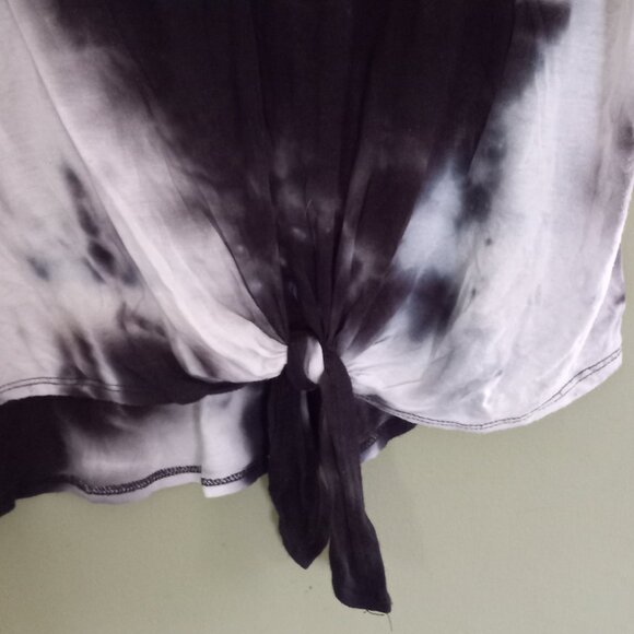 Cute cut out Tie dyed front tying top - Picture 4 of 4